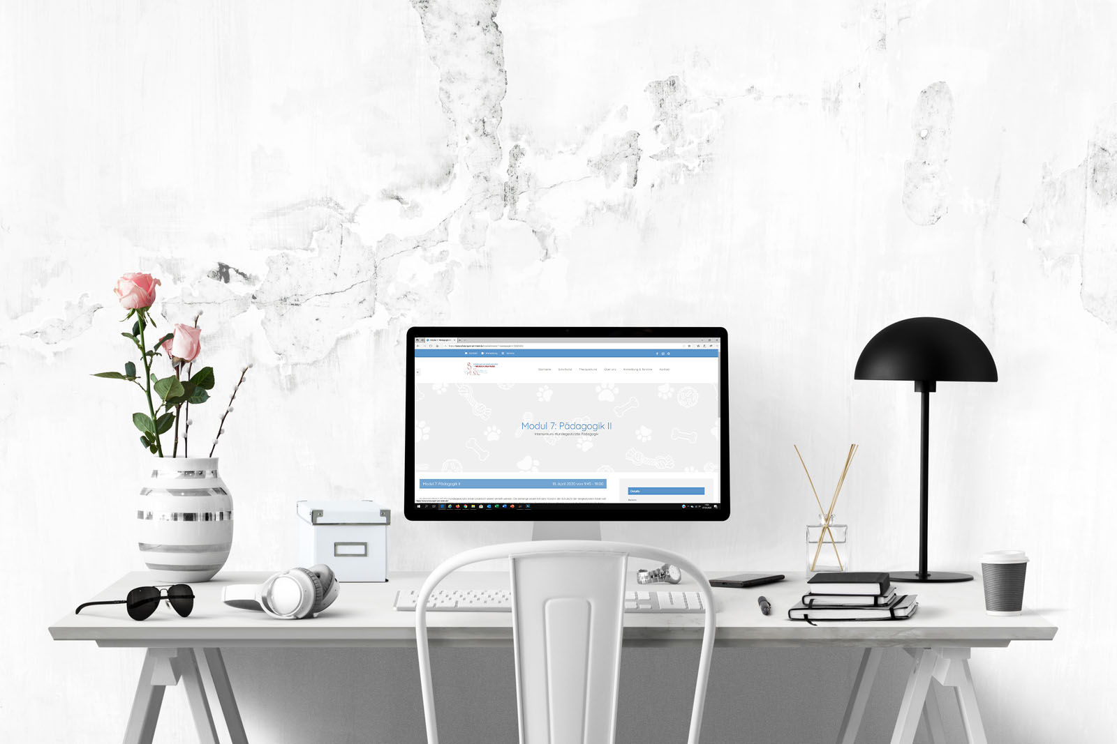 Moderner Schreibtisch mit luxurisen Accessoires und Monitor zur